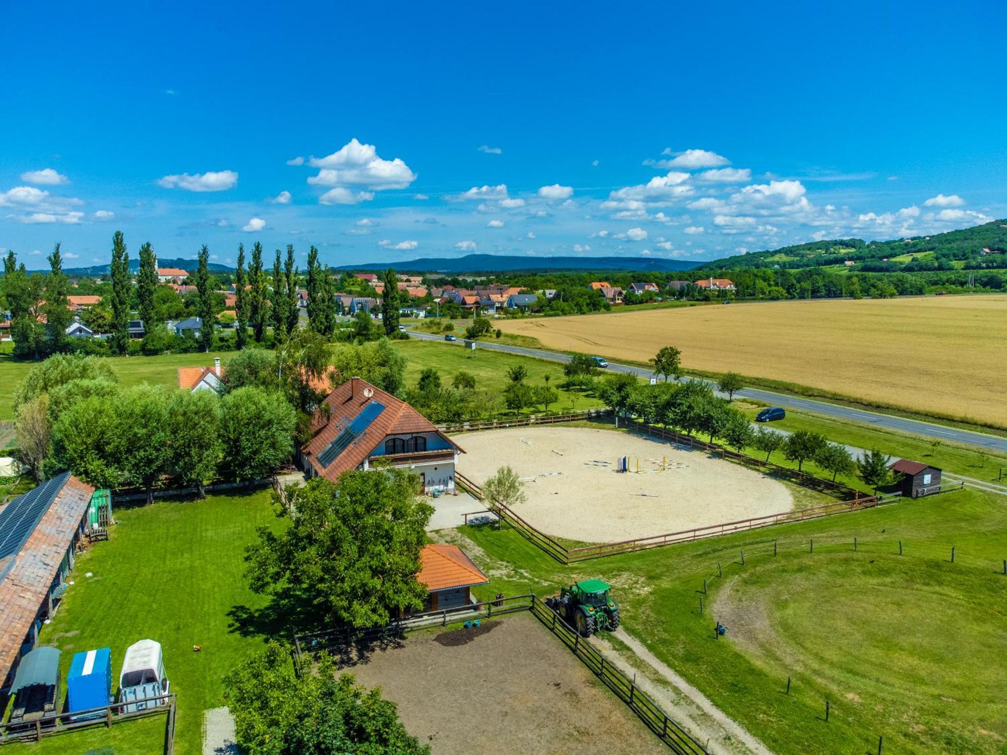 Gyulavezer Lovasbirodalma Gyulakeszi Exterior foto
